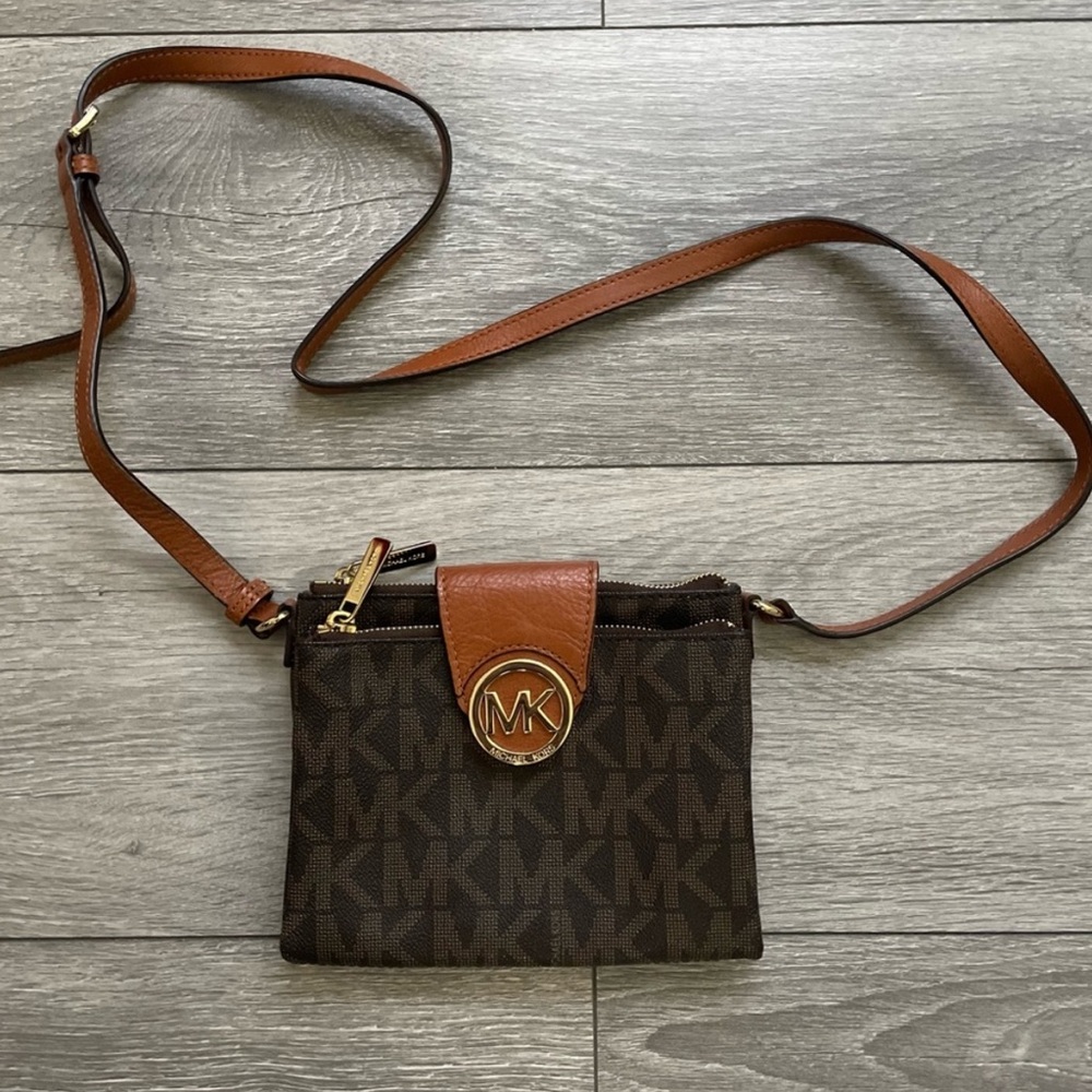 Michael Kors Elegant Brown and Black Crossbody Bag with Gold Emblem